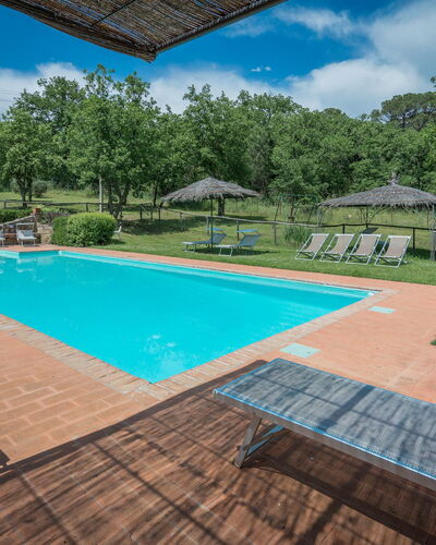 Borgo la Casina by Geco Vacation Rentals: Agua, Cielo, Propiedad, Planta, Piscina, Edificio, Nube, Sombra, Azur, Árbol