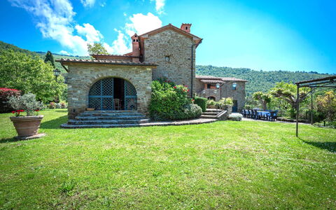 Colle Degli Ulivi - Cortona, Pool, Nature, Privacy: Cielo, Planta, Edificio, Nube, Ventana, Árbol, Paisaje Natural, El Terreno Del Lote, Vegetación, Luz De Sol
