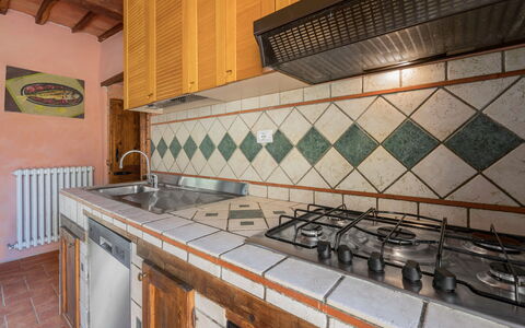 Colle Degli Ulivi - Cortona, Pool, Nature, Privacy: Propiedad, Gabinetes, Mostrador, Estufa De Cocina, Madera, Cocina, Grifo, Diseño De Interiores, Edificio, Piso