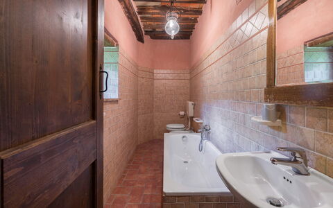 Colle Degli Ulivi - Cortona, Pool, Nature, Privacy: Marrón, Espejo, Grifo, Arreglo De Tubería, Lavabo, Propiedad, Edificio, Lavabo Del Baño, Baño, Madera