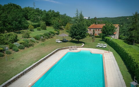 Fonte Nuova - Badia Agnano, Toscana: Agua, Cielo, Nube, Planta, Verde, Naturaleza, Árbol, Edificio, Piscina, Paisaje Natural