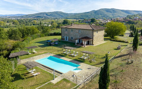 Villa Leopolda Selvarella: Piscina, Inmuebles, Casa De Campo, Jardín, Césped, Patio Interior, Cabaña, Yarda, Hacienda, Paisajismo
