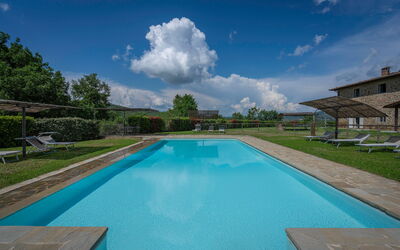 Leopolda In Selvarella Pool And Wi-fi: Agua, Nube, Cielo, Planta, Piscina, Azur, Árbol, Sombra, Mueble Para Exteriores, Edificio