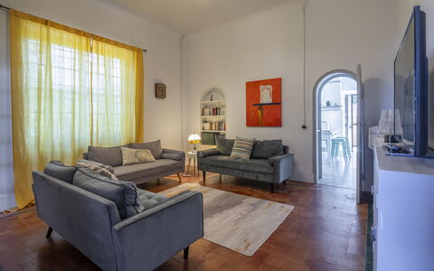 Massarosa Front Lake, The Gargoyles: Mueble, Piso, Diseño De Interiores, Suelo, Sofá, Techo, Sala, Departamento, Encendiendo, Habitación