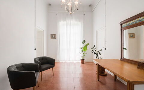 Massarosa Front Lake, The Gargoyles: Mesa, Mueble, Planta, Edificio, Planta De Casa, Madera, Silla, Diseño De Interiores, Piso, Sala