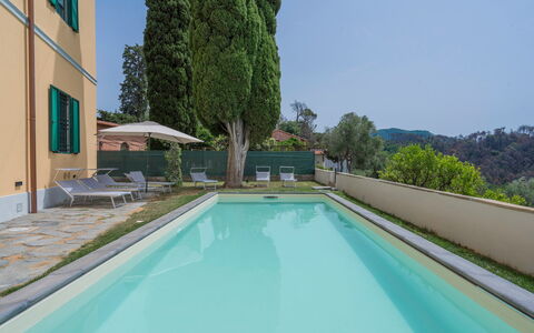 Massarosa Front Lake, The Gargoyles: Agua, Cielo, Planta, Edificio, Piscina, Ventana, Azur, Árbol, Sombra, Ocio