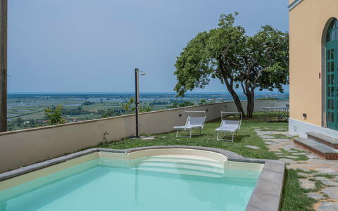Massarosa Front Lake, The Gargoyles: Agua, Planta, Propiedad, Tiempo De Día, Cielo, Azul, Azur, Piscina, Árbol, Arquitectura