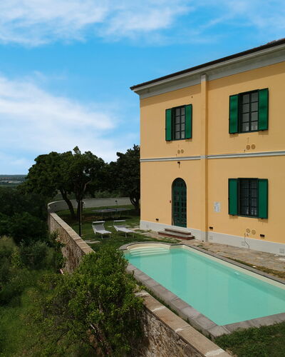 Massarosa Front Lake, The Gargoyles: Nube, Cielo, Edificio, Propiedad, Ventana, Agua, Planta, Azur, Piscina, El Terreno Del Lote