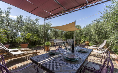 Casa Anita - Castellina In Chianti - Granaio, Tosc: Mueble, Propiedad, Mesa, Silla, Cielo, Planta, Maceta, Sombra, Mueble Para Exteriores, Arquitectura