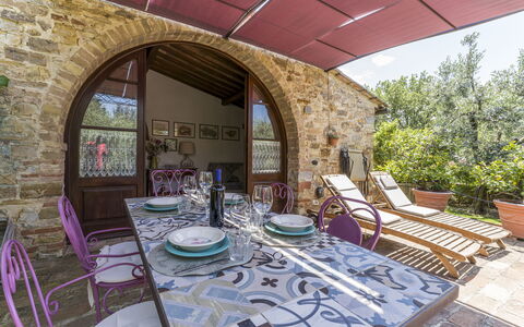 Casa Anita - Castellina In Chianti - Granaio, Tosc: Mueble, Mesa, Propiedad, Planta, Silla, Edificio, Diseño De Interiores, Arquitectura, Ventana, Casa