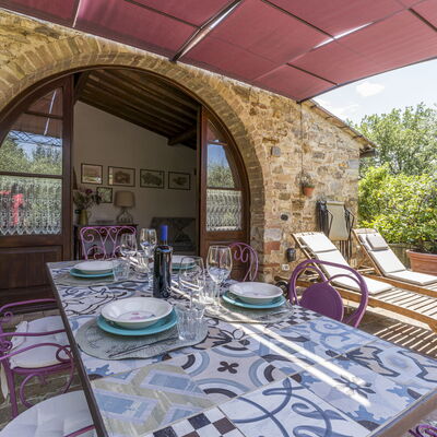 Casa Anita - Castellina In Chianti - Granaio, Tosc: Mueble, Mesa, Propiedad, Planta, Silla, Edificio, Diseño De Interiores, Arquitectura, Ventana, Casa