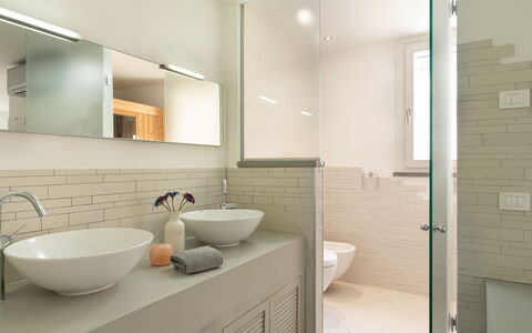 Luxury Green Marignana Villa, Versilia, Pool, Ac,: Espejo, Grifo, Lavabo, Propiedad, Arreglo De Tubería, Lavabo Del Baño, Mueble De Baño, Baño, Gabinetes, Diseño De Interiores