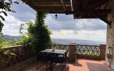 Villa Monticello: Cielo, Propiedad, Planta, Nube, Sombra, Mesa, Madera, Árbol, Mueble Para Exteriores, Bienes Raíces