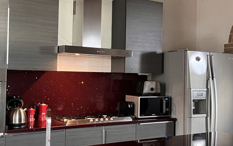 Villa Monticello: Gabinetes, Mostrador, Cocina, Edificio, Madera, Diseño De Interiores, Estufa De Cocina, Aparato De Cocina, Piso, Suelo