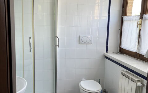 Villa Monticello: Propiedad, Arreglo De Tubería, Asiento Del Baño, Baño, Ventana, Baño, Puerta De La Ducha, Diseño De Interiores, Ducha