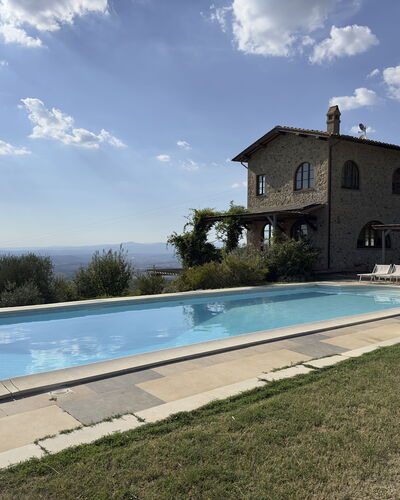 Villa Monticello: Nube, Agua, Planta, Cielo, Edificio, Piscina, Árbol, Casa, Sombra, Rectángulo