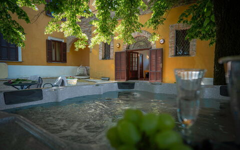 Villa Recanati, Val D'orcia, Private Pool, Jacuzzi: Agua, Edificio, Propiedad, Ventana, Planta, Árbol, Luz De Sol, Casa, Hierba, Barrio Residencial