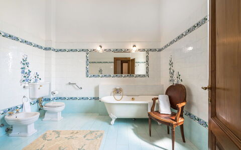 Villa Recanati, Val D'orcia, Private Pool, Jacuzzi: Espejo, Arreglo De Tubería, Lavabo, Grifo, Azur, Lavabo Del Baño, Púrpura, Mueble De Baño, Baño, Edificio