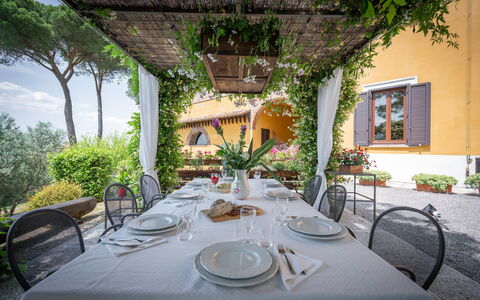 Villa Recanati, Val D'orcia, Private Pool, Jacuzzi: Mesa, Planta, Vajilla, Propiedad, Mueble, Edificio, Silla, Manteles, Vajilla, Diseño De Interiores