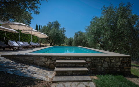 Villa Recanati, Val D'orcia, Private Pool, Jacuzzi: Agua, Cielo, Edificio, Planta, Piscina, Sombra, Árbol, Rectángulo, Casa, Mueble Para Exteriores