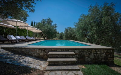 Villa Recanati, Val D'orcia, Private Pool, Jacuzzi: Agua, Cielo, Edificio, Planta, Piscina, Sombra, Árbol, Rectángulo, Casa, Mueble Para Exteriores