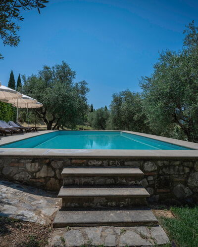 Villa Recanati, Val D'orcia, Private Pool, Jacuzzi: Agua, Cielo, Edificio, Planta, Piscina, Sombra, Árbol, Rectángulo, Casa, Mueble Para Exteriores