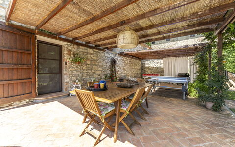 Fienile Di Fabio - Colline Fiorentine Vaiano, Tosc: Propiedad, Mueble, Mesa, Planta, Edificio, Madera, Silla, Arquitectura, Mueble Para Exteriores, Diseño De Interiores