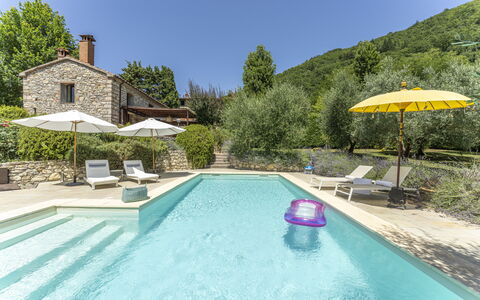 Fienile Di Fabio - Colline Fiorentine Vaiano, Tosc: Agua, Planta, Mueble, Propiedad, Piscina, Edificio, Árbol, Mueble Para Exteriores, Cielo, Sombra