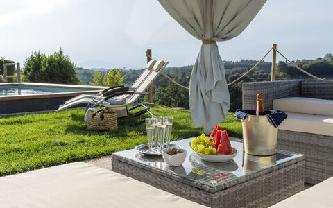 Villa Zara: Cielo, Propiedad, Mesa, Planta, Edificio, Mueble Para Exteriores, Comida, Hierba, Árbol, Diseño Urbano