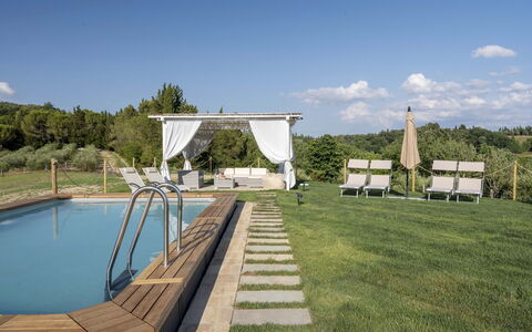 Villa Zara: Agua, Cielo, Planta, Nube, Propiedad, Sombra, Piscina, Árbol, Mueble Para Exteriores, Hierba