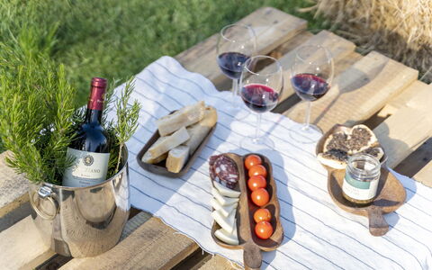 Villa Zara: Comida, Vajilla, Mesa, Madera, Ingrediente, Cocina, Botella, Planta, Utensilios Para Servir