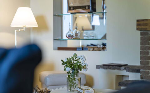 Villa Zara: Propiedad, Mesa, Sala, Comodidad, Sofá, Diseño De Interiores, Edificio, Encendiendo, Arquitectura, Lámpara