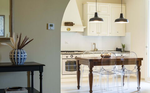 Villa Zara: Mueble, Mesa, Gabinetes, Edificio, Madera, Cocina, Encendiendo, Diseño De Interiores, Estantería, Sala