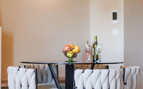 Casa Novecento: Mesa, Mueble, Propiedad, Madera, Naranja, Encendiendo, Diseño De Interiores, Planta, Silla, Piso