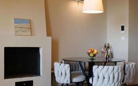 Casa Novecento: Mesa, Mueble, Propiedad, Madera, Encendiendo, Naranja, Silla, Diseño De Interiores, Casa, Piso