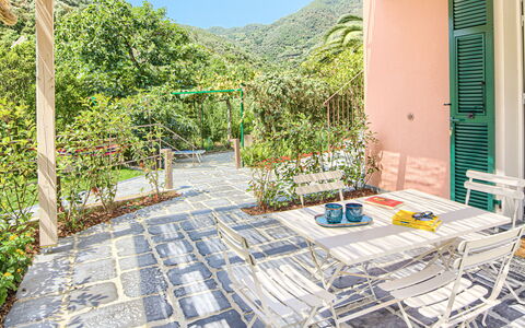 La Casa Dei Glicini - Levanto: Planta, Edificio, Cielo, Mueble Para Exteriores, Sombra, Ocio, Barrio Residencial, Diseño Urbano, Piscina, Bienes Raíces