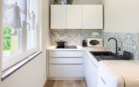 La Casa Dei Glicini - Levanto: Gabinetes, Fregadero, Propiedad, Lavabo, Grifo, Mostrador, Arreglo De Tubería, Ventana, Diseño De Interiores, Cocina