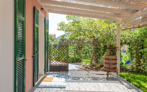 La Casa Dei Glicini - Levanto: Planta, Sombra, Madera, Mueble Para Exteriores, Suelo, Piso, Bienes Raíces, Piscina, Ocio, Rectángulo