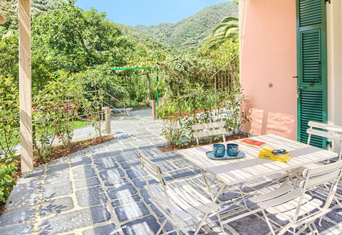 La Casa Dei Glicini - Levanto: Planta, Edificio, Cielo, Mueble Para Exteriores, Sombra, Ocio, Barrio Residencial, Diseño Urbano, Piscina, Bienes Raíces