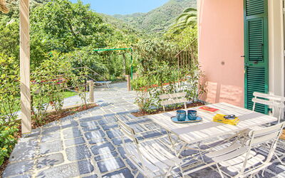 La Casa Dei Glicini - Levanto: Planta, Edificio, Cielo, Mueble Para Exteriores, Sombra, Ocio, Barrio Residencial, Diseño Urbano, Piscina, Bienes Raíces