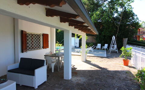 Pupa House: Planta, Edificio, Sombra, Árbol, Barrio Residencial, Bienes Raíces, Fachada, Planta De Casa, Madera, Techo