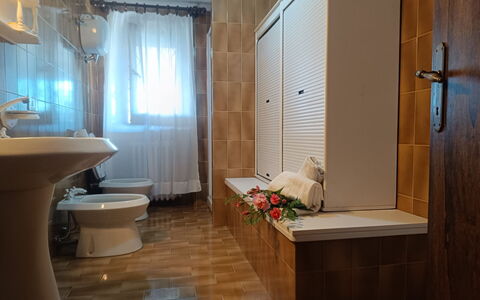 Pupa House: Propiedad, Lavabo, Arreglo De Tubería, Grifo, Madera, Diseño De Interiores, Mueble De Baño, Baño, Ventana, Piso