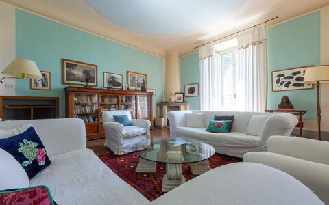 Castello Di Quarate: Mueble, Marco, Azur, Sofá, Sala, Mesa, Diseño De Interiores, Suelo, Lámpara, Comodidad