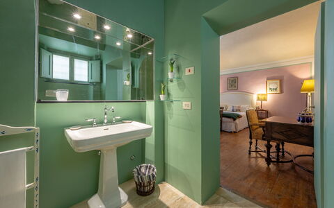 Castello Di Quarate: Espejo, Grifo, Lavabo, Arreglo De Tubería, Propiedad, Mueble, Lavabo Del Baño, Baño, Encendiendo, Diseño De Interiores