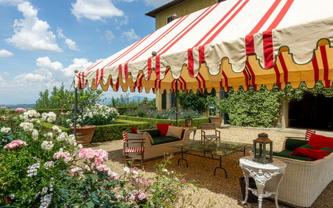 Castello Di Quarate: Flor, Planta, Mueble, Nube, Mesa, Naturaleza, Cielo, Sombra, Mueble Para Exteriores, Silla