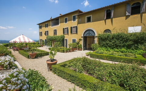 Castello Di Quarate: Planta, Nube, Cielo, Propiedad, Ventana, Edificio, Vegetación, El Terreno Del Lote, Hierba, Flor