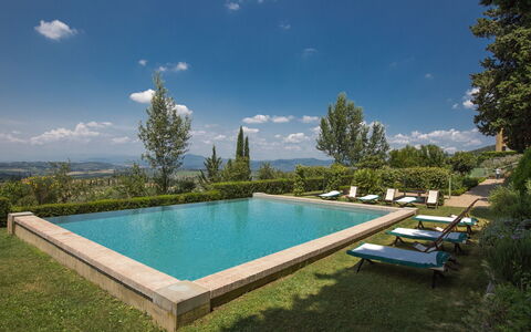 Castello Di Quarate: Nube, Agua, Planta, Cielo, Piscina, Edificio, Árbol, Azur, Paisaje Natural, Rectángulo
