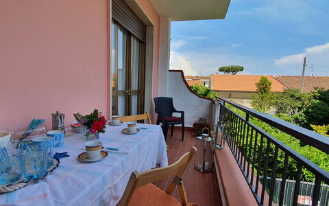 La Butterfly: Mueble, Propiedad, Mesa, Planta, Cielo, Edificio, Silla, Maceta, Vajilla, Nube