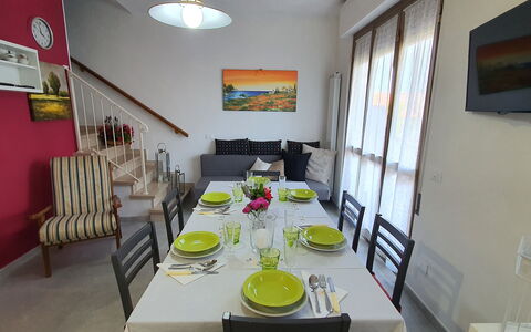 La Butterfly: Mesa, Mueble, Marco, Vajilla, Verde, Silla, Diseño De Interiores, Suelo, Piso, Sala