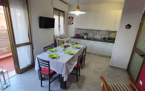 La Butterfly: Mueble, Mostrador, Gabinetes, Mesa, Silla, Cocina, Lavabo, Suelo, Piso, Bienes Raíces